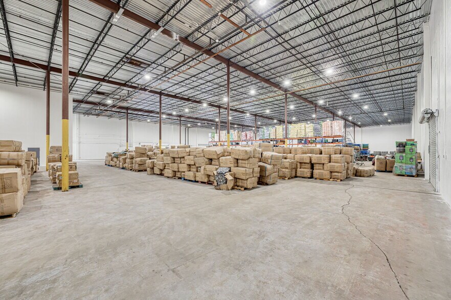 More Photos Of 5520 E Giddens Ave, Tampa Warehouse For Lease