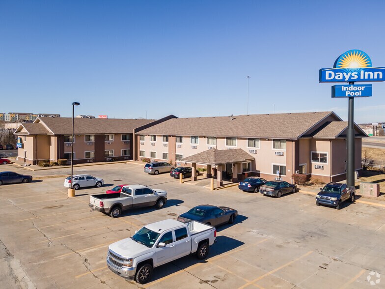Primary Photo Of 1510 SW Wanamaker Rd, Topeka Hotel For Sale