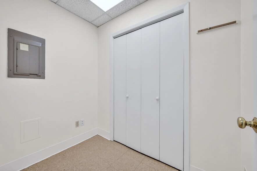 More Photos Of 102-104 S Main St, Manville Office Residential For Lease