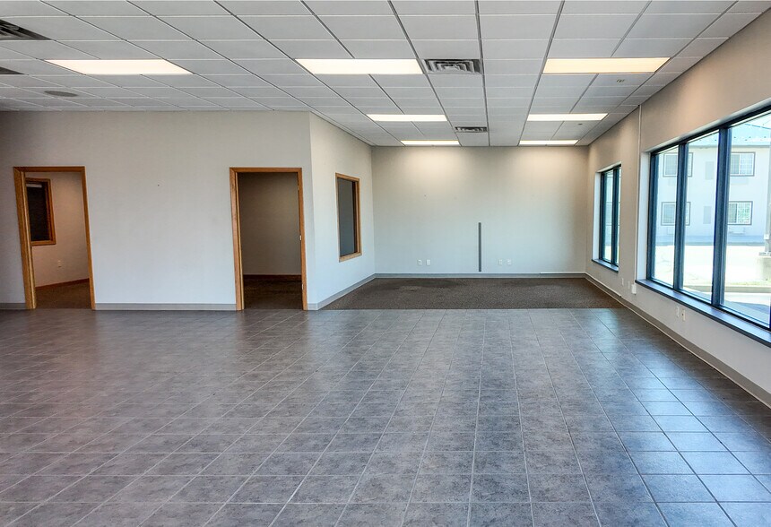 More Photos Of 4201 W 12th St, Sioux Falls Flex For Lease