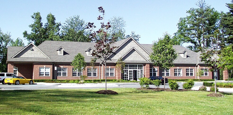 More Photos Of 11750 Highland Rd, Hartland Office For Lease