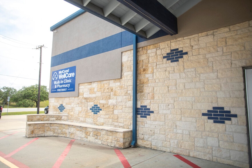 More Photos Of 25000 US 59 Rd, El Campo Flex For Sale