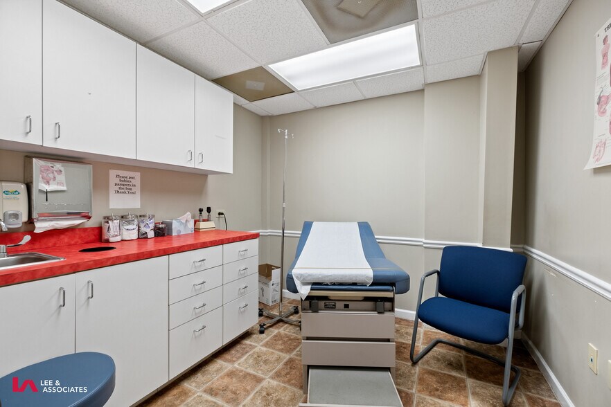 More Photos Of 1686 Roswell Rd, Marietta Office For Sale