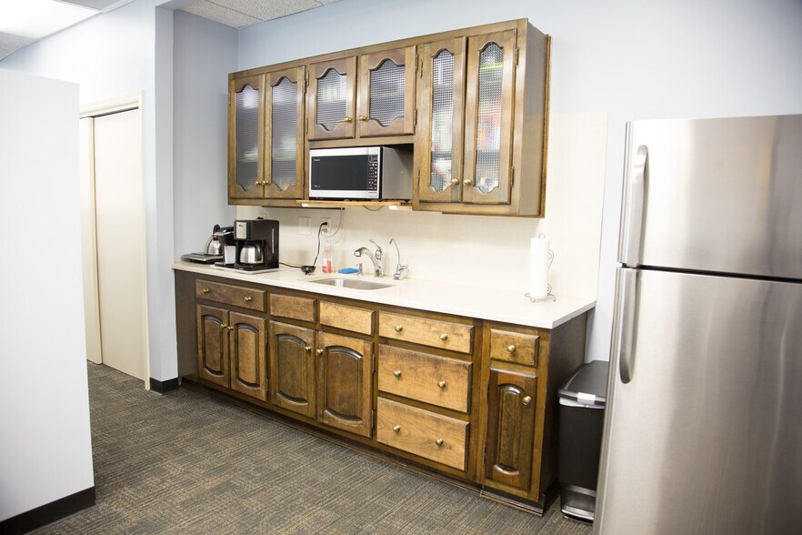 More Photos Of 240 Plandome Rd, Manhasset Office For Lease