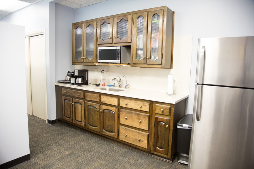 More Photos Of 240 Plandome Rd, Manhasset Office For Lease