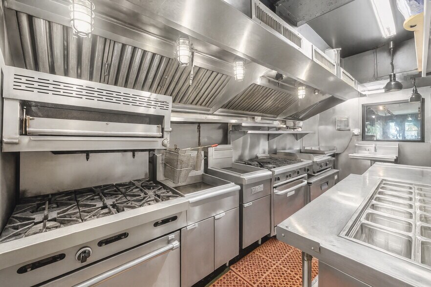 More Photos Of 128 Metropolitan Ave, Brooklyn Restaurant For Lease