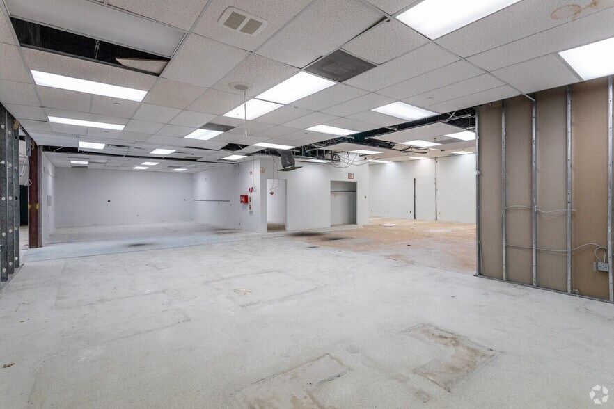 More Photos Of 6 Terri Ln, Burlington Light Distribution For Lease