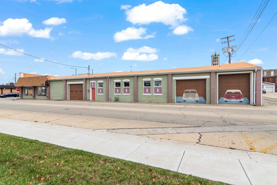 More Photos Of 222 W Main Cross St, Taylorville Showroom For Sale