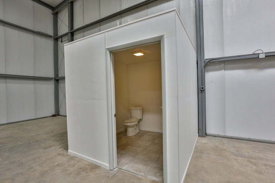 More Photos Of 711 Commercial Dr, Daytona Beach Manufacturing For Lease