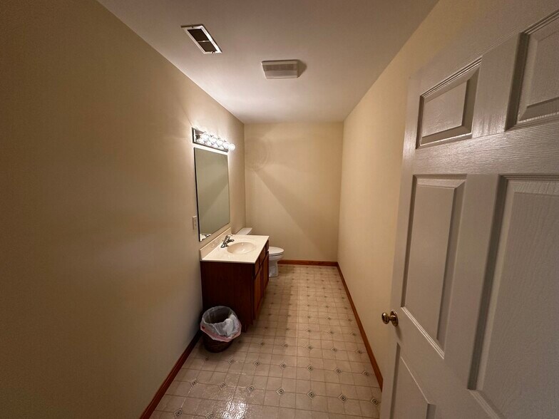 More Photos Of 110 W Sunset Ave, Greensboro Office For Sale