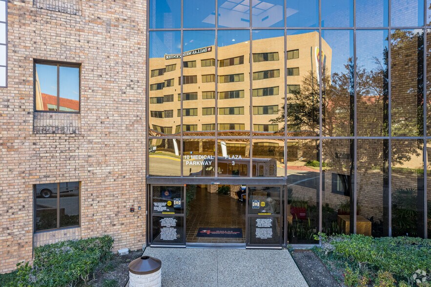 More Photos Of 10 Medical Pky, Farmers Branch Medical For Lease