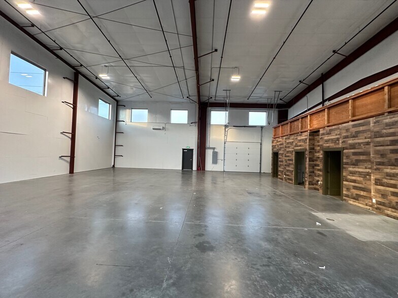 More Photos Of 8804 W Victoria Ave, Kennewick Showroom For Lease