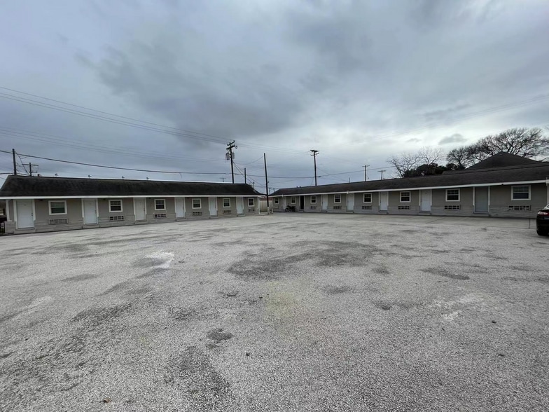 More Photos Of 405 W Jackson St, El Campo Hotel For Sale