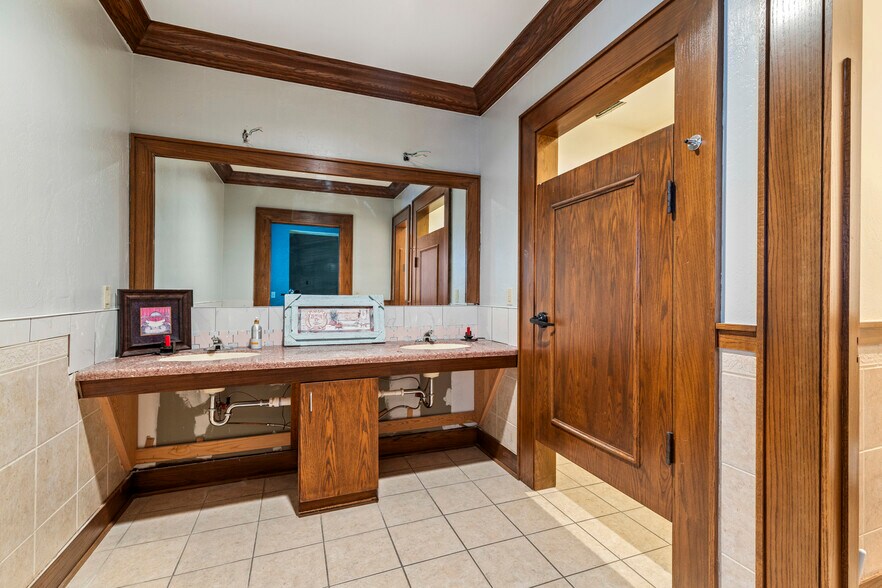 More Photos Of 115-117 W Grand Ave, Tonkawa Storefront Retail Office For Sale