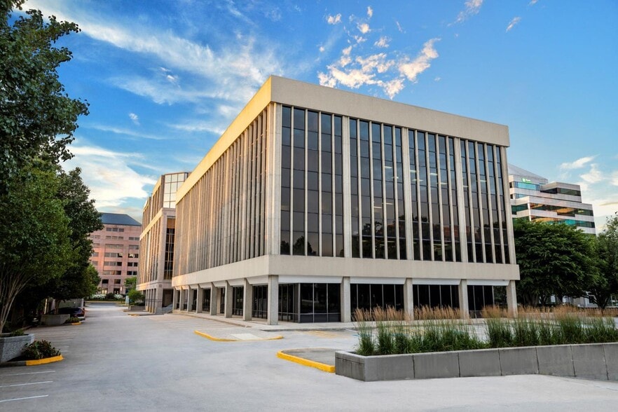 More Photos Of 8100 Boone Blvd, Vienna Unknown For Lease