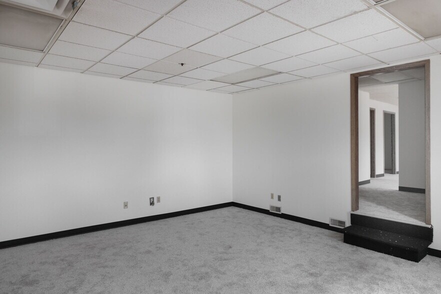 More Photos Of 321 NE Wilson St, Minneapolis Light Distribution For Lease