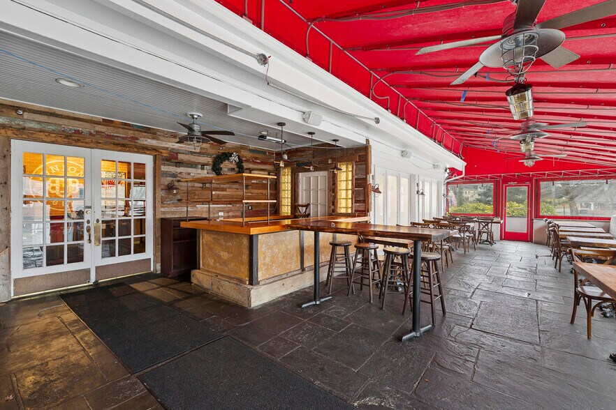 More Photos Of 40-21 Bowden Sq, Southampton Restaurant For Lease