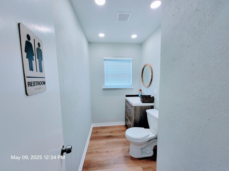More Photos Of 1913 Hemlock Dr, Haltom City Office For Sale