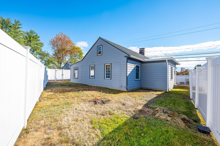 More Photos Of 112 Lafayette Rd, North Hampton General Retail For Sale