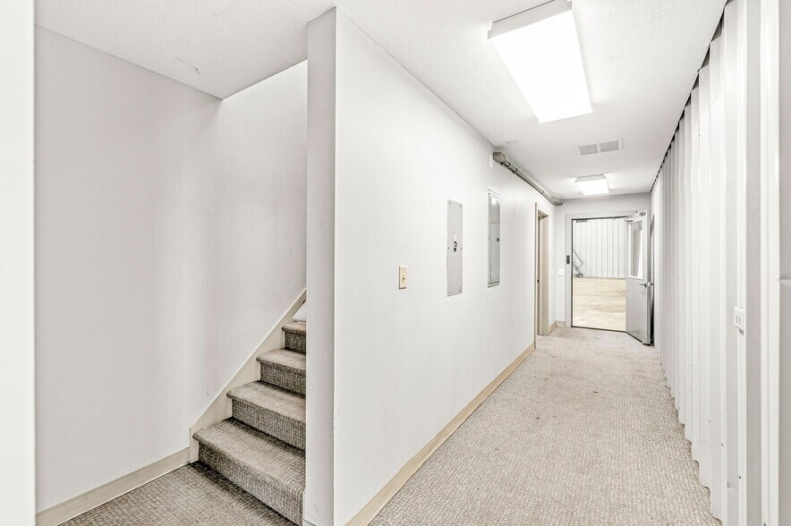 More Photos Of 2601 E 56th St, Indianapolis Light Distribution For Sale