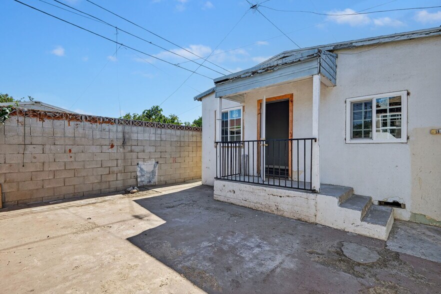 More Photos Of 400 N Hayes Ave, Oxnard Multifamily For Sale