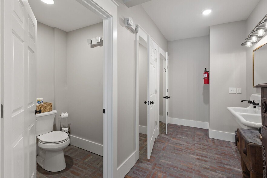 More Photos Of 157 Old Shackle Island Rd, Hendersonville Storefront Retail Office For Sale