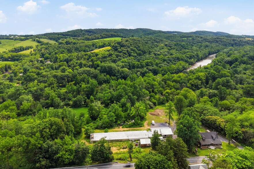 More Photos Of 429 Riverview Dr, Walnutport Flex For Sale