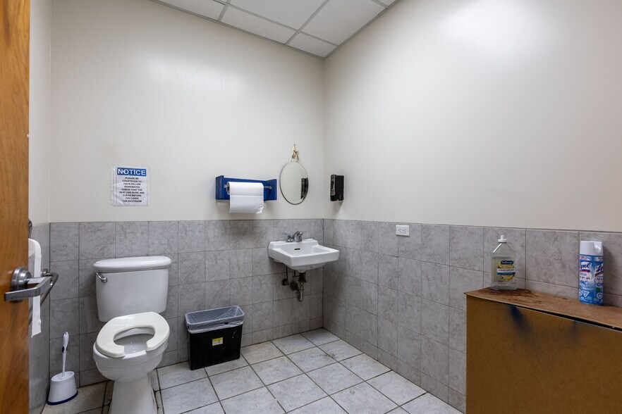 More Photos Of 2945 W Harrison St, Chicago Office For Sale