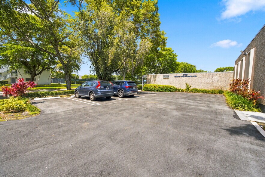 More Photos Of Sans Souci Blvd, Miami Office For Sale