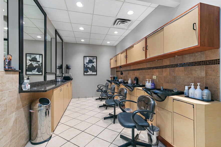 More Photos Of 160-175 N Edison Ave, Elgin Freestanding For Sale