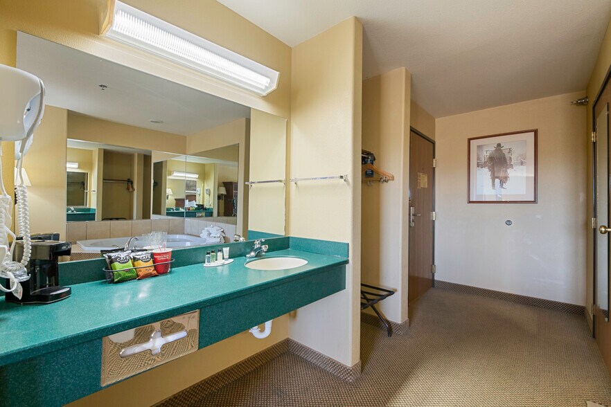 More Photos Of 1424 W Pine St, Pinedale Hotel For Sale