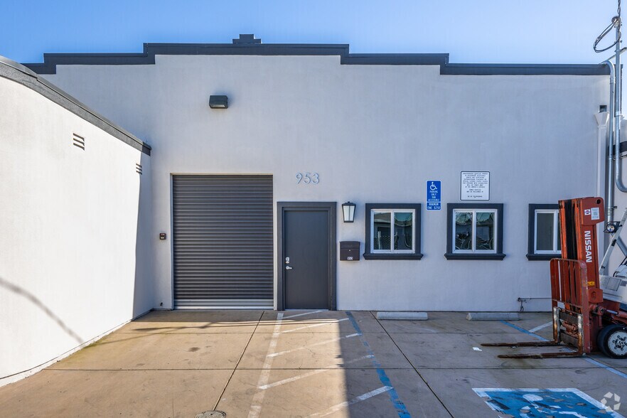 More Photos Of 953 Washington St, San Carlos Warehouse For Lease