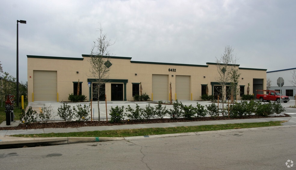 More Photos Of 6432 Pinecastle Blvd, Orlando Warehouse For Lease