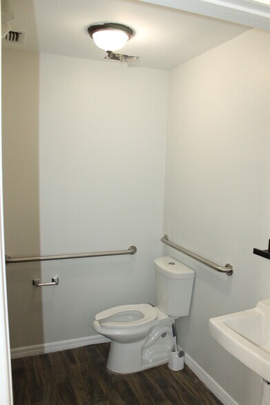 More Photos Of 421 Montgomery Rd, Altamonte Springs Medical For Sale