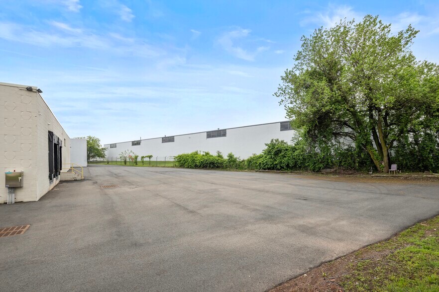 More Photos Of 178 Commerce Rd, Carlstadt Warehouse For Lease