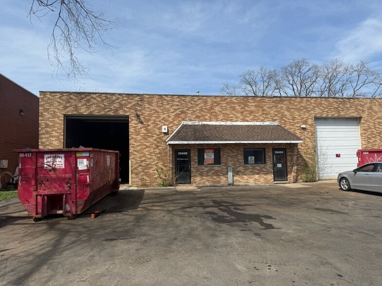 More Photos Of 13434 Kolmar Ave, Crestwood Industrial For Lease