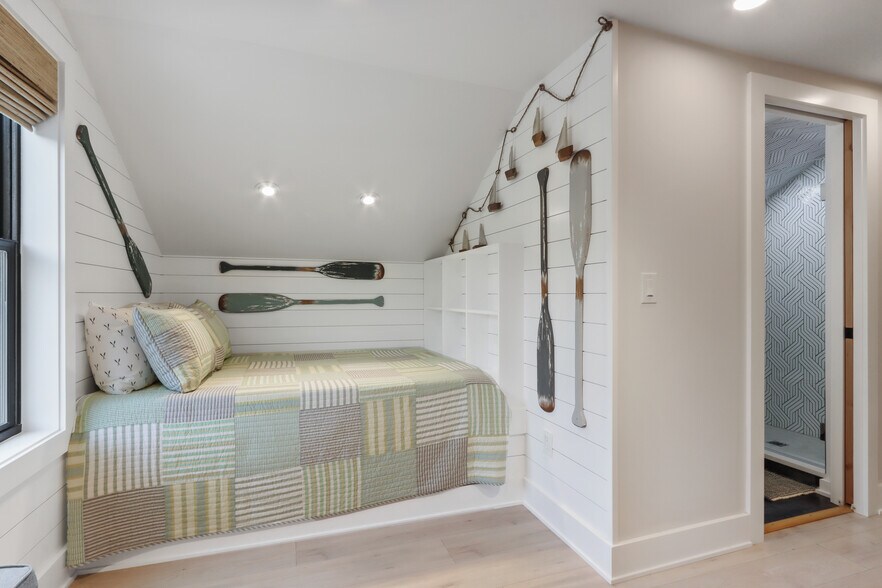 More Photos Of W4724 S Lakeshore Dr, Fontana-on-Geneva Lake Storefront For Sale