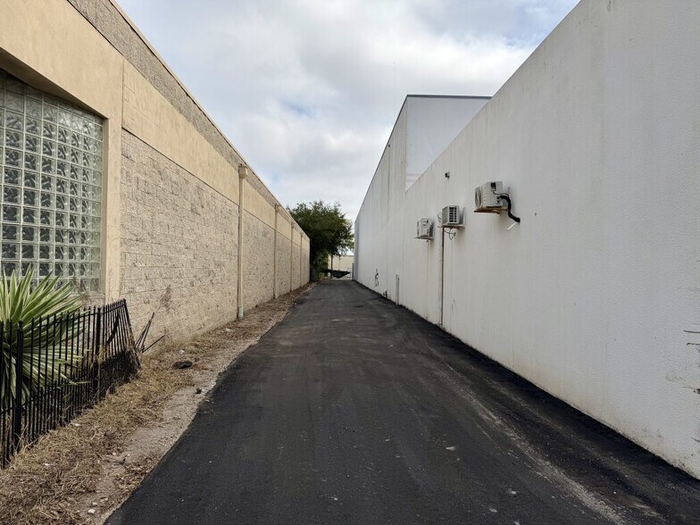 More Photos Of 13755 U.S. Highway 19 N, Clearwater Warehouse For Lease