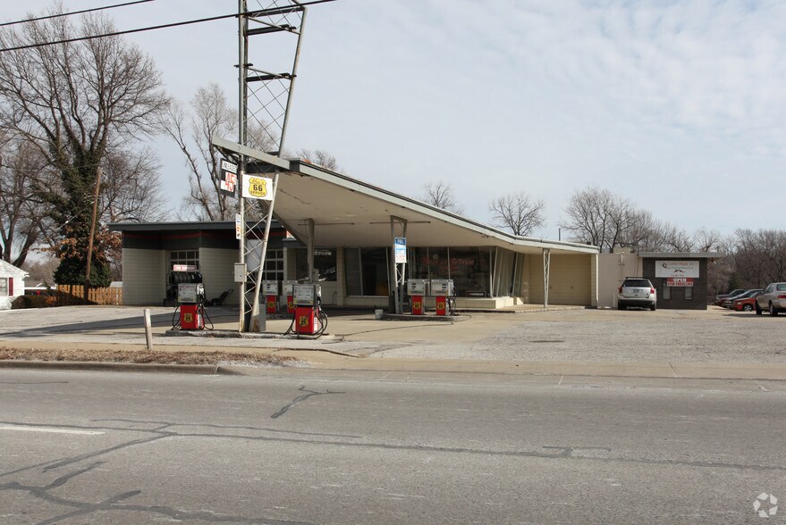 More Photos Of 8139 Metcalf Ave, Overland Park Service Station For Lease