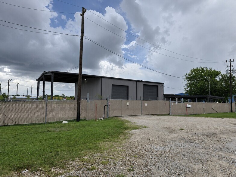 More Photos Of 1812 W D St, La Porte Truck Terminal For Lease