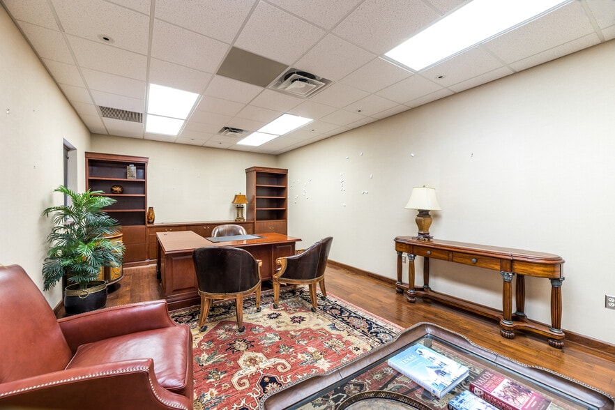 More Photos Of 208 E Houston St, Beeville Office For Sale