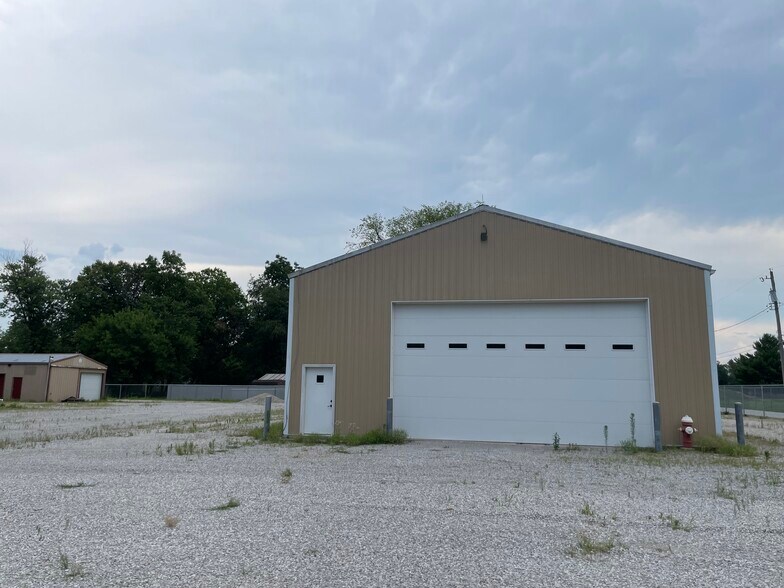 More Photos Of 1600-1602 Centreville Ave, Belleville Flex For Lease