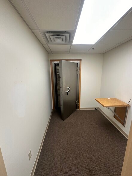 More Photos Of 35 Bridge St, Gardiner Fast Food For Lease