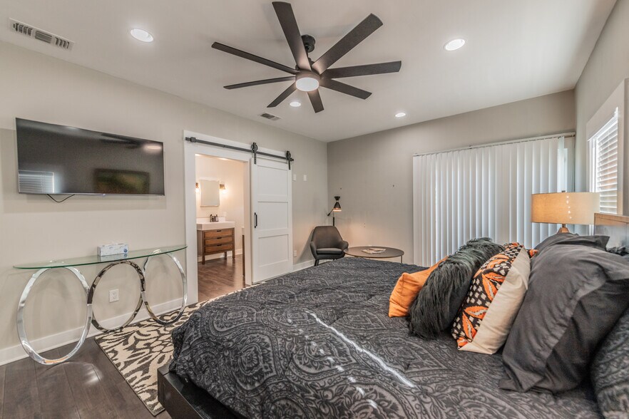 More Photos Of 630 S Walters, San Antonio Freestanding For Sale