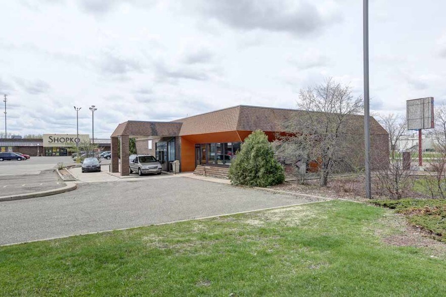 More Photos Of 1011-1013 E Spruce St, Abbotsford Storefront Retail Office For Lease