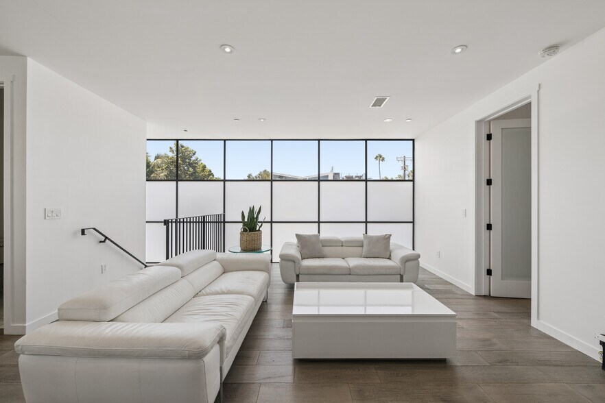 More Photos Of 1317 Cabrillo Ave, Venice Flex For Sale