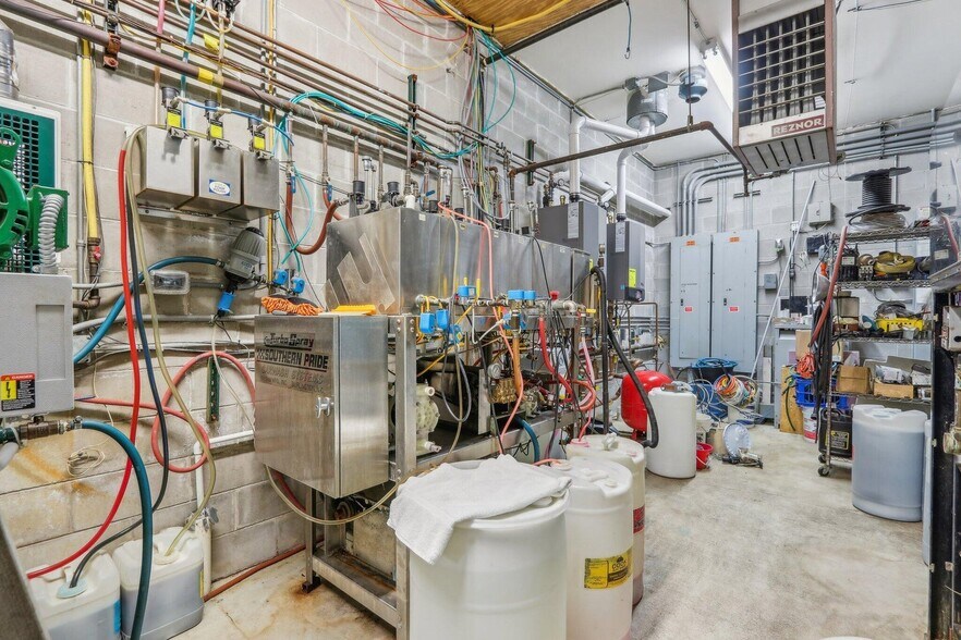 More Photos Of 14967 W National Ave, New Berlin Carwash For Sale