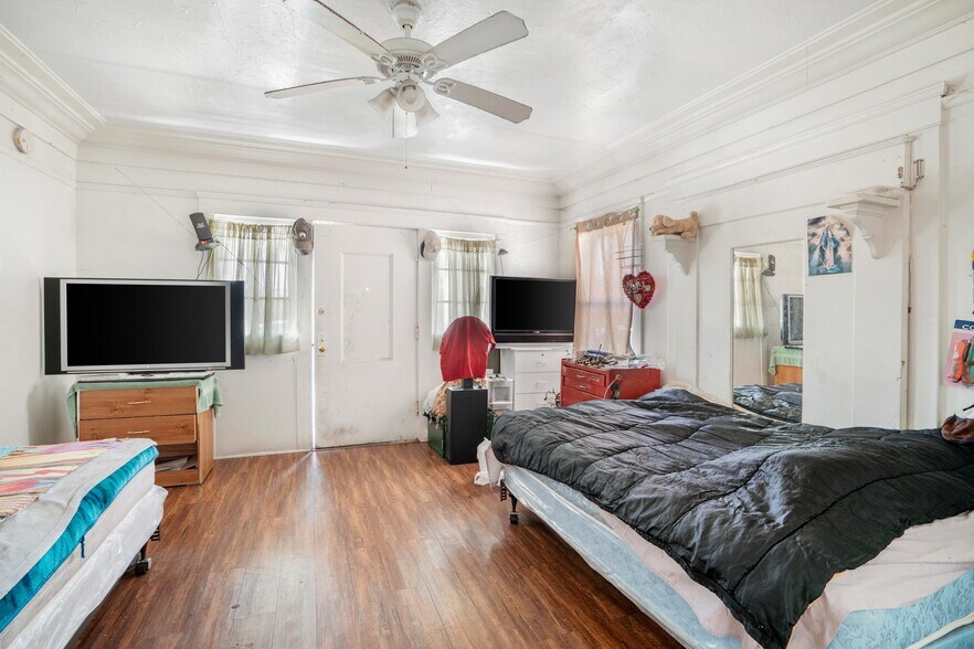 More Photos Of 239 W 43rd St, Los Angeles Apartments For Sale