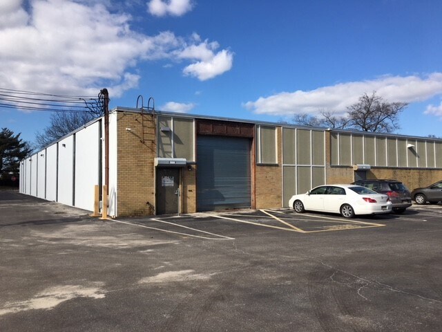More Photos Of 370 Crossways Park Dr, Woodbury Distribution For Lease