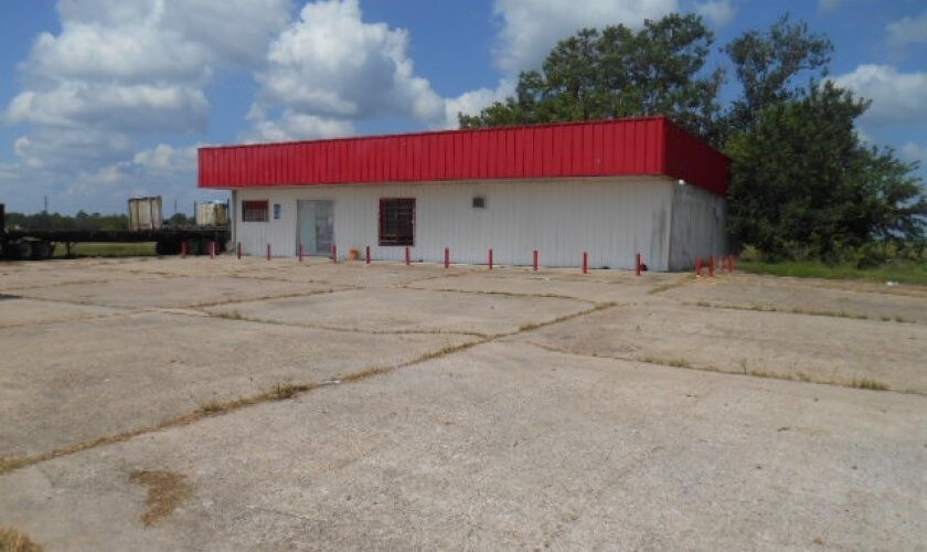 Primary Photo Of 4860 S State Highway 71, El Campo Service Station For Sale